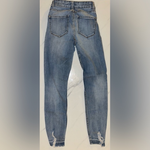 Women’s distressed jeans - Picture 3 of 4